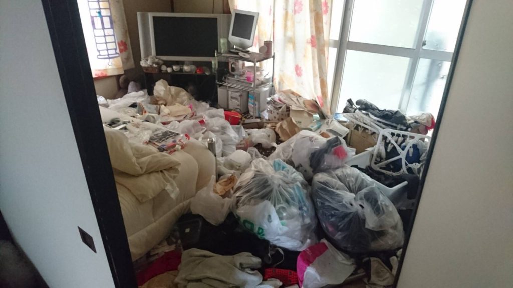 福岡でゴミ屋敷 汚れ部屋の片付け 清掃なら格安業者の紅葉リサイクル福岡 即日対応